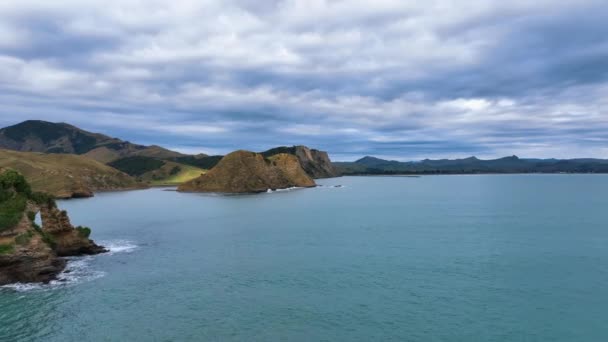 Waves Crash Cooks Cove Rugged Headland Flight Tolaga Bay — Video Stock