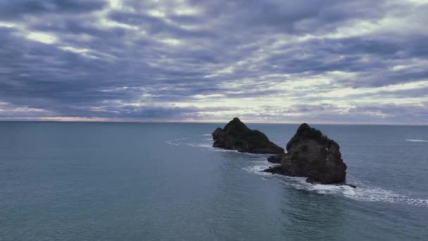 Vuelo Día Gris Púrpura Través Tres Islas Escarpadas Mitre Rocks — Vídeos de Stock