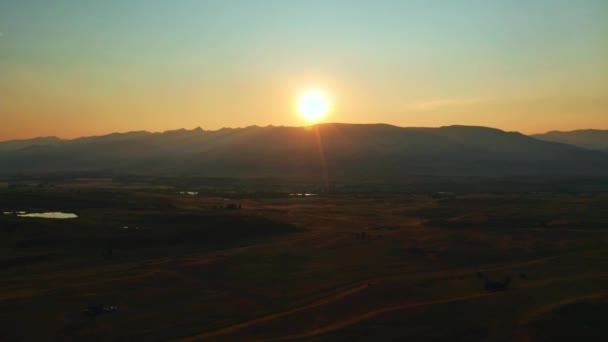 Aerial Shot Moving Left Sunset While Showing Paradise Valley Yellowstone — Stock videók