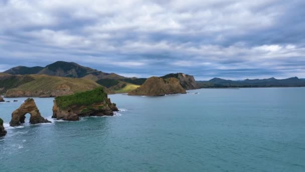 Close Aerial Verdant Mitre Rocks Cooks Cove Landscape — Stock Video