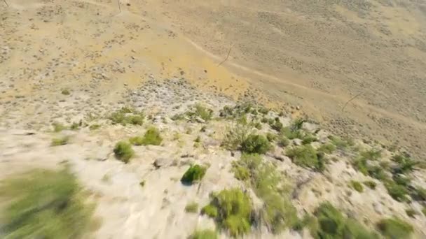 Drone Fpv Rápido Que Vuela Colina Montaña Seca Parque Nacional — Vídeo de stock