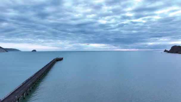 Let Nad Historickým Přístavištěm Tolaga Bay Zasněný Růžově Modrý Den — Stock video