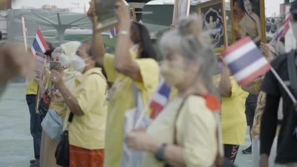 一群戴着泰国国旗 头戴面具的妇女在市中心抗议参议院和王国实施的新规定和条例 — 图库视频影像