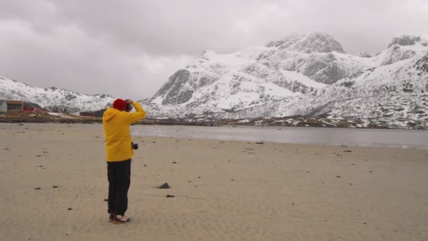 Muž Fotografování Zimní Krajiny Zasněžené Pohoří Lofoten Norsko Široký Záběr — Stock video