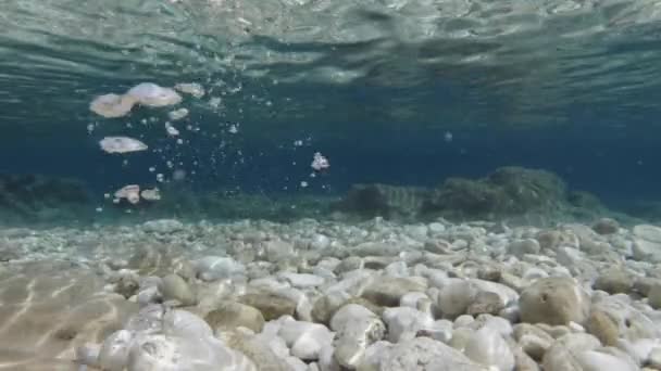 Stone Thrown Rocky Bottom Emplisi Beach Kefalonia Island Erisos Greece — Vídeo de Stock