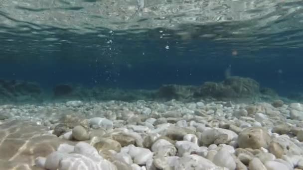 Stone Drop Crystalline Water Emplisi Beach Kefalonia Island Grekland Närbild — Stockvideo