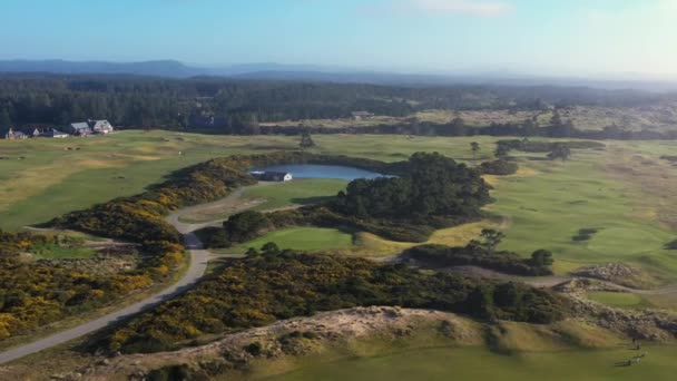 Bandon Dunes Golfbana Med Sjö Flygdrönarbana — Stockvideo