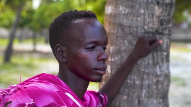 Native African Maasai Man Leaning Palm Tree Left Arm Close — Wideo stockowe