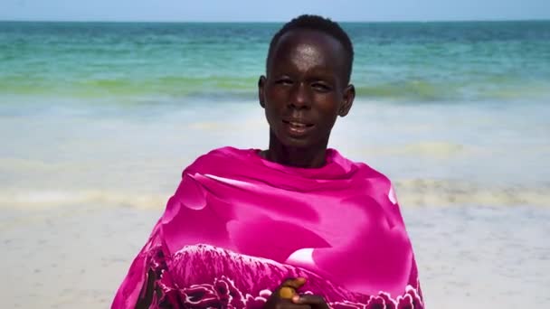 Homem Africano Nativo Roupas Cor Rosa Praia Ondas Oceano Atrás — Vídeo de Stock