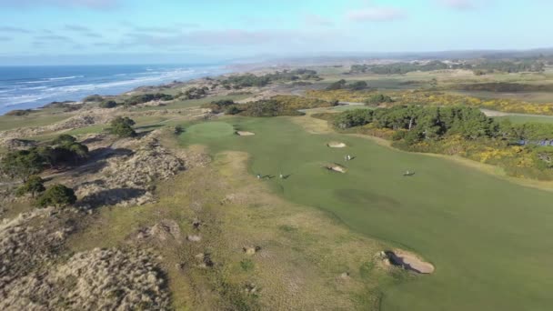 Bandon Dunes Golf Resort Drone Sobre Verde Con Vista Mar — Vídeo de stock