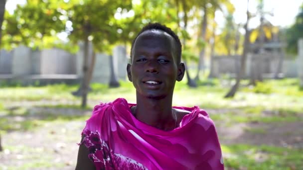 Улыбающийся Африканский Мужчина Розовой Одежде Деревенской Пальмовой Роще — стоковое видео