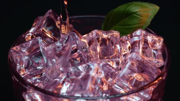 Colpo Statico Cocktail Artistico Con Luce Rossa Rosa Chiaro Colorazione — Video Stock