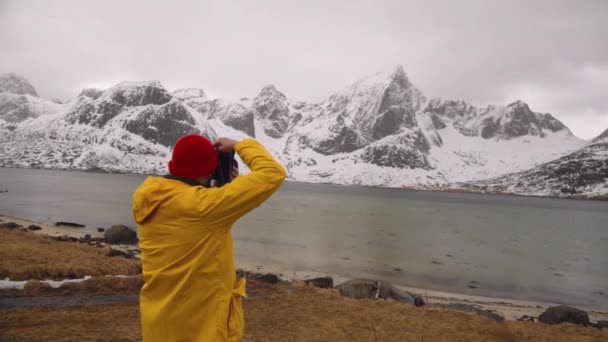 Fotografo Giallo Giacca Scattare Istantanee Montagne Innevate Lofoten Norvegia Panning — Video Stock