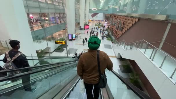 Aéroport New Delhi Inde Plan Intemporel Peuple Utilisant Escalier Roulant — Video