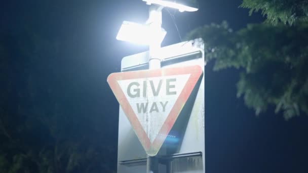 Give Way Βρετανική Πινακίδα Δρόμο Φωτίζεται Νύχτα — Αρχείο Βίντεο