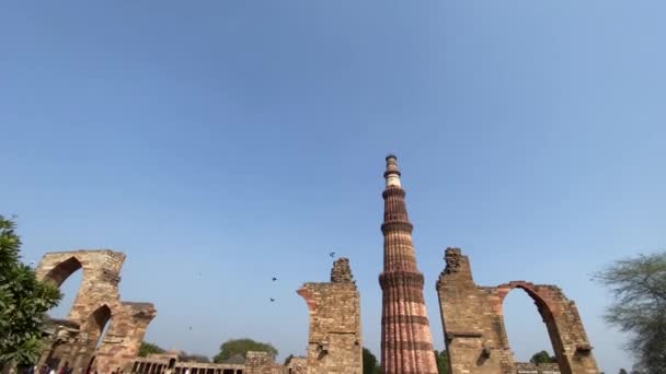 インドのニューデリーにあるクトゥブ ミナール タワー 世界遺産のクトゥブ ミナール 世界一高いレンガ造りのミナレット ニューデリー インド — ストック動画