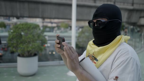 Thai Man Wearing Balaclava Protective Glass Filming His Smartphone City — Vídeos de Stock