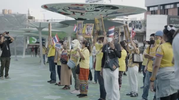 Tüntetők Gyülekeznek Belvárosban Thaiföldi Nemzeti Zászló Alatt — Stock videók