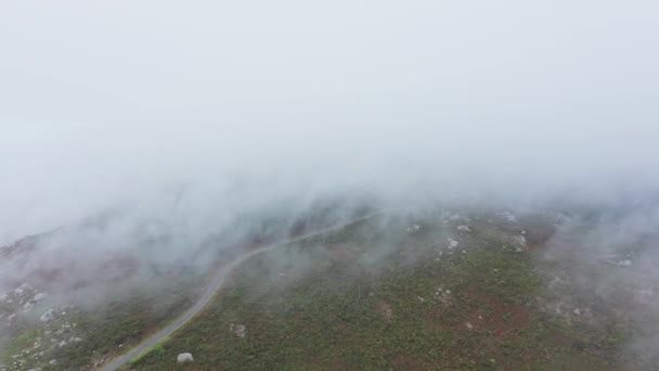 Voo Drone Cinematográfico Através Nuvens Baixas Com Estrada Solitária Vista — Vídeo de Stock