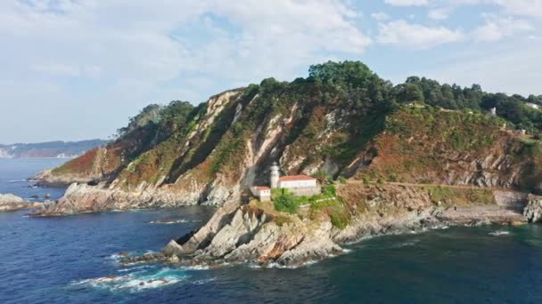 Asturias Taki Cudillero Uçurumundaki Deniz Fenerinin Üzerinde Uçan Insansız Hava — Stok video