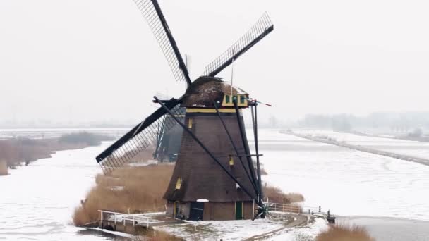 Reihe Alter Welterbe Windmühlen Kinderdijk Mit Frontdrehung Durch Vereisten Kanal — Stockvideo
