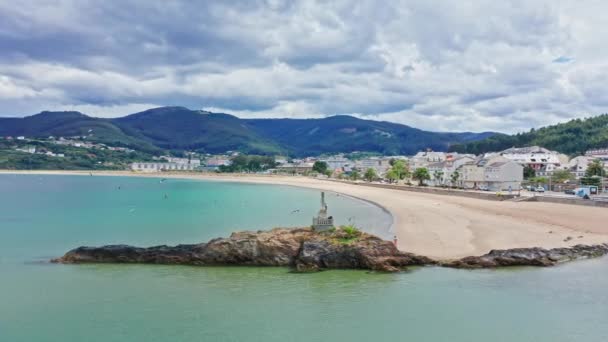 Drone Aerial Top Notch Vuela Alrededor Del Muelle Playa Galicia — Vídeos de Stock