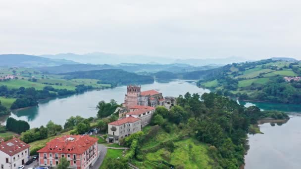 Flyover Idyllic San Vicente Barquera Landscape Church Fortress Wall Cantabria — Vídeo de stock