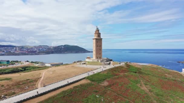 Die Umlaufbahn Den Herkules Tower Enthüllt Die Atlantikküste Von Corua — Stockvideo