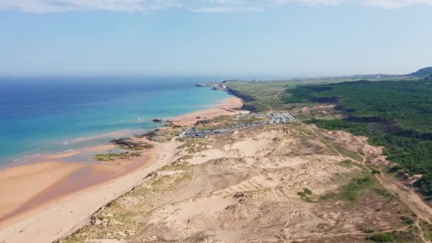 Liencresの自然公園砂丘 見事な海岸線の風景 カンタブリア海 スペイン 空中ビュー — ストック動画