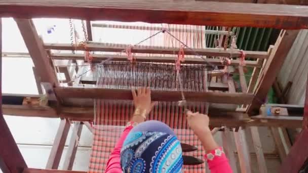 手で冬のためのウールスカーフを作るために編組機この女性は伝統的なスカーフを作っています — ストック動画