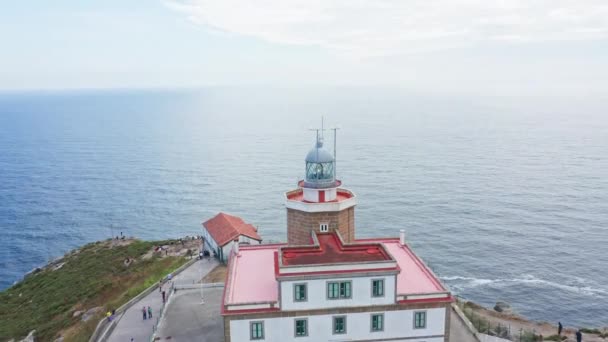 Maják Finisterre Skalnatém Útesu Atlantského Oceánu Poutní Místo Konec Starého — Stock video