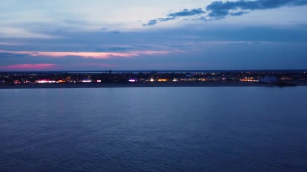 夕阳西下日落海滩 日落山 海滨城市的全景夜景 地标城市夜景 — 图库视频影像