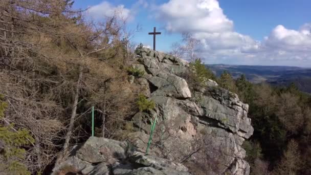 在捷克共和国的一个受保护的风景区 一个木制的十字架在一个岩石的山顶上高耸着 俯瞰着一个森林覆盖的春景全景 — 图库视频影像