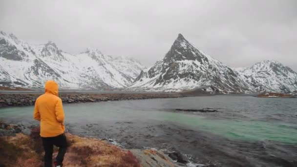 Man Yellow Jacket Walking Edge Coast Admire Beautiful Winter Scenery — Video Stock