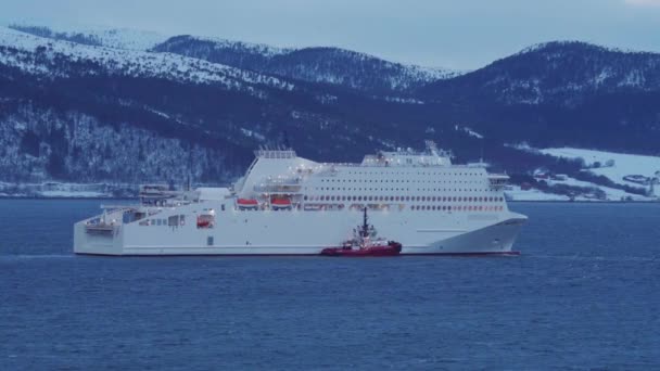 Fjordのクルーズ船の隣にあるタグボートVikanでは Indre Fosen Norway Duk 雪の山を背景に — ストック動画