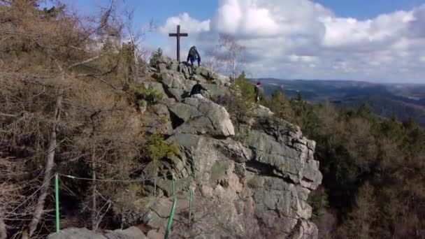 Vista Aérea Volando Más Allá Los Excursionistas Escalando Camino Rocoso — Vídeos de Stock