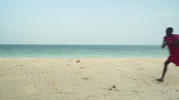 Inheemse Afrikaanse Man Traditionele Kleding Springen Strand Zand — Stockvideo