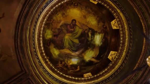 Spårar Närbilder Ett Vackert Innertak Eklektisk Katedral Som Visar Kupolen — Stockvideo