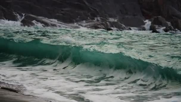 Powerful Waves Crashing Rocks Spilling Sandy Shore Slow Motion Close — Vídeo de Stock