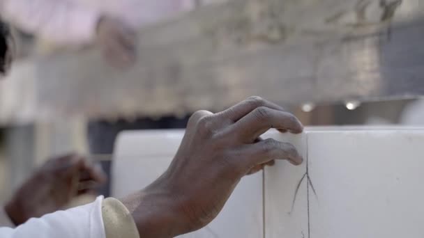 Закрыть Карбюраторный Снимок Рук Мармористов Измеряющих Блок Мрамора Макрана — стоковое видео