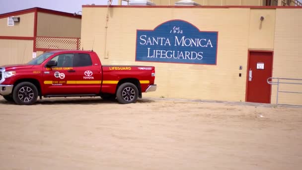 Caminando Hacia Cuartel General Salvavidas Santa Mónica Los Ángeles — Vídeo de stock