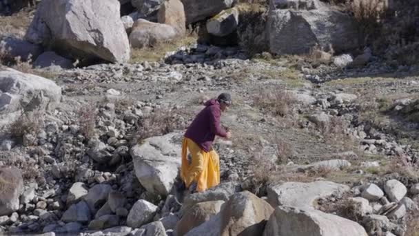 Gimbal Tracking Shot Van Pelgrim Wandelen Door Rotsachtig Terrein Kedarnath — Stockvideo