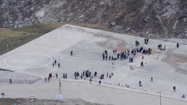 Hindu Pilgrims Waiting Helicopter Service Kedarnath Temple Uttarakhand India High — Vídeo de Stock