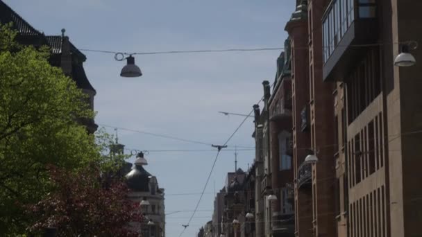 Szene Aus Dem Stadtleben Mit Gelben Und Grünen Straßenbahnen Die — Stockvideo