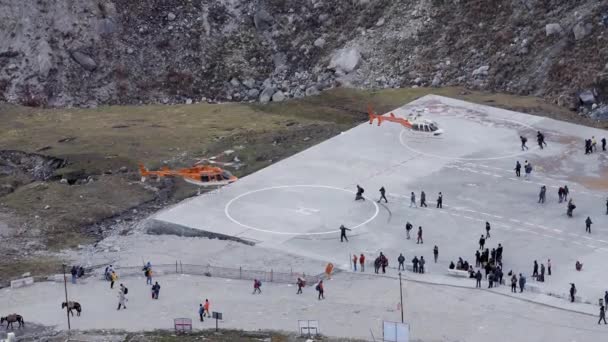 Helicopters Arriving Helipad Mountain Hindu Pilgrims Kedarnath Uttarakhand India High — Vídeo de Stock