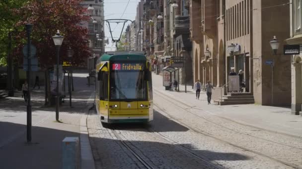 Urban Scene Yellow Green Tram Running Tramway Tracks Norrkoping Swedish — Vídeo de Stock