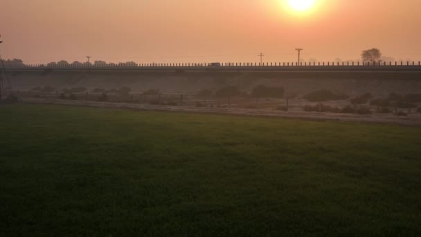 Snelweg Passeert Tijdens Zonsondergang Door Groene Velden Bij Punjab Pakistan — Stockvideo