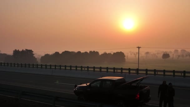 Ένα Αυτοκίνητο Στέκεται Στην Εθνική Οδό Κατά Διάρκεια Του Ηλιοβασιλέματος — Αρχείο Βίντεο
