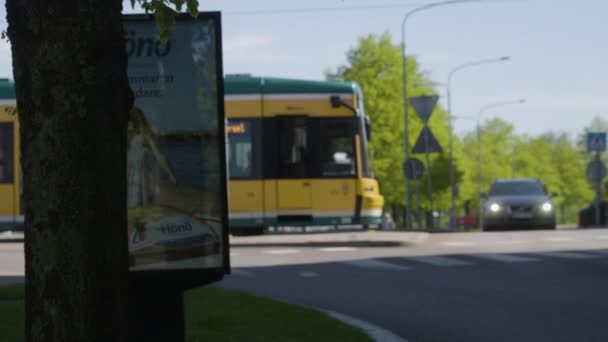 Tracking View Yellow Norrkoping Tram City Centre Швеция — стоковое видео