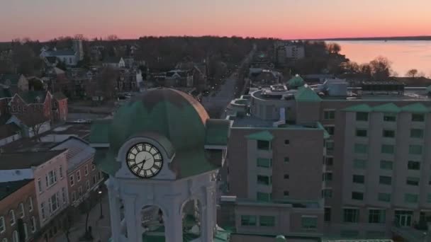 Reloj Aéreo Torre Círculo Cerca Disparo Durante Amanecer Cielo Rojo — Vídeos de Stock